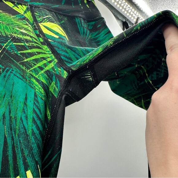 Fabletics Yogi Capri Green Tropical Rainforest Print Yoga Leggings Sz M - Picture 12 of 15